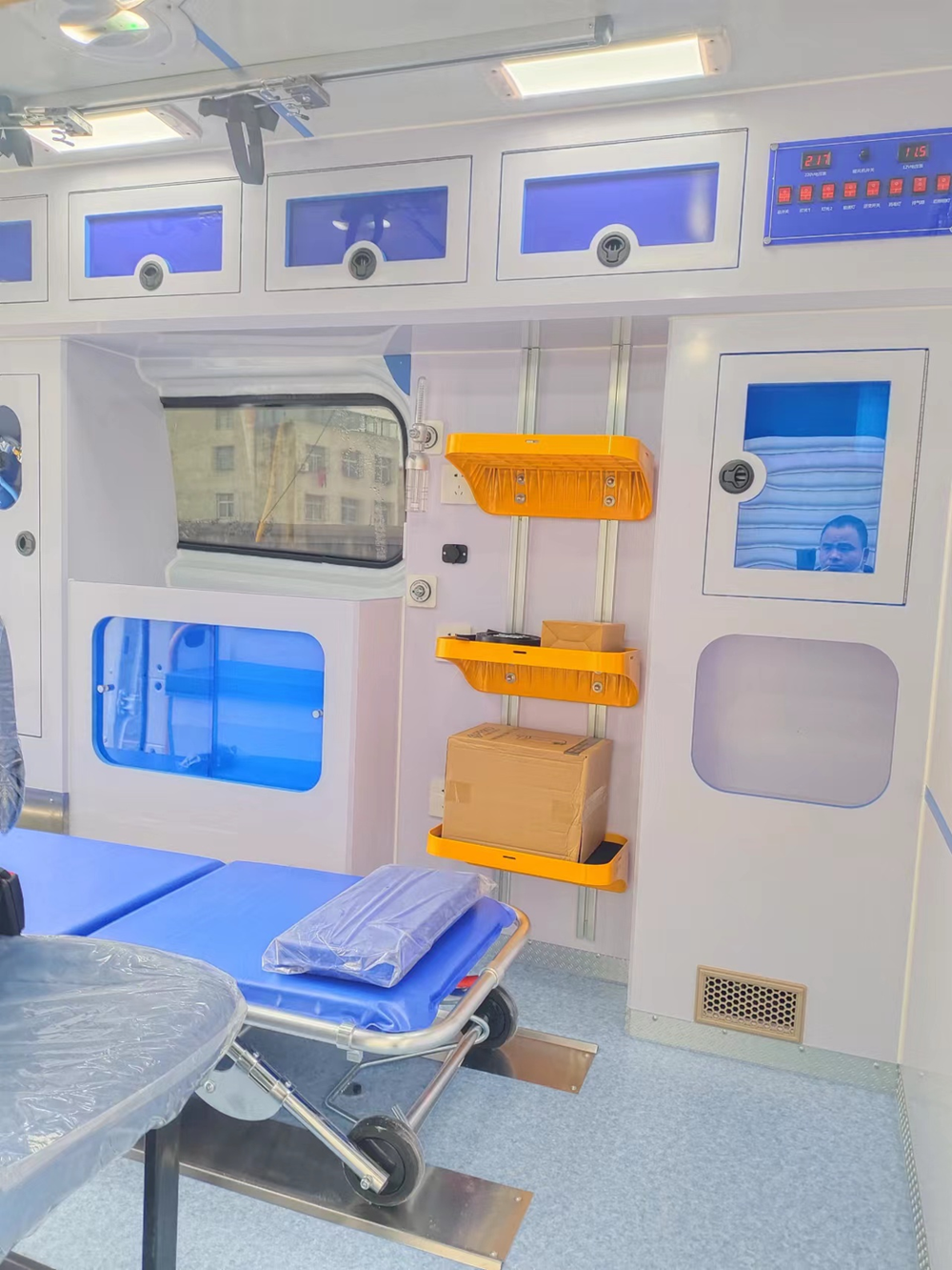 Ford Transit V362 Среднеколесная база Средняя крыша Бензин Монитор пациента Скорая помощь