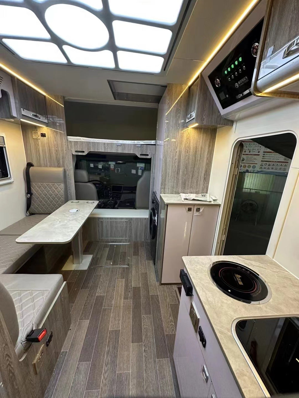 Chengli Yashutte HOWO Commander T3 Pop-Up Roof RV — Rooftop Terrace Edition