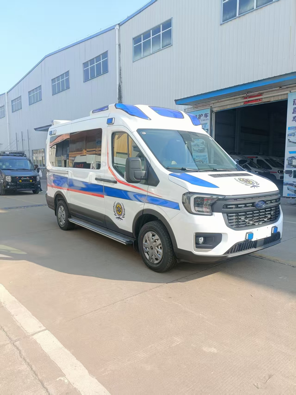 Карета скорой помощи Ford V363 со средней колесной базой, средней крышей и монитором, продается
