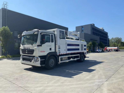 Автомобиль для мойки стен HOWO 10м³ в продаже