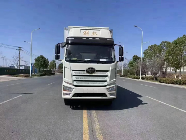 Тяжелый рефрижераторный грузовик FAW J6L 4×2 18 тонн для дальних перевозок