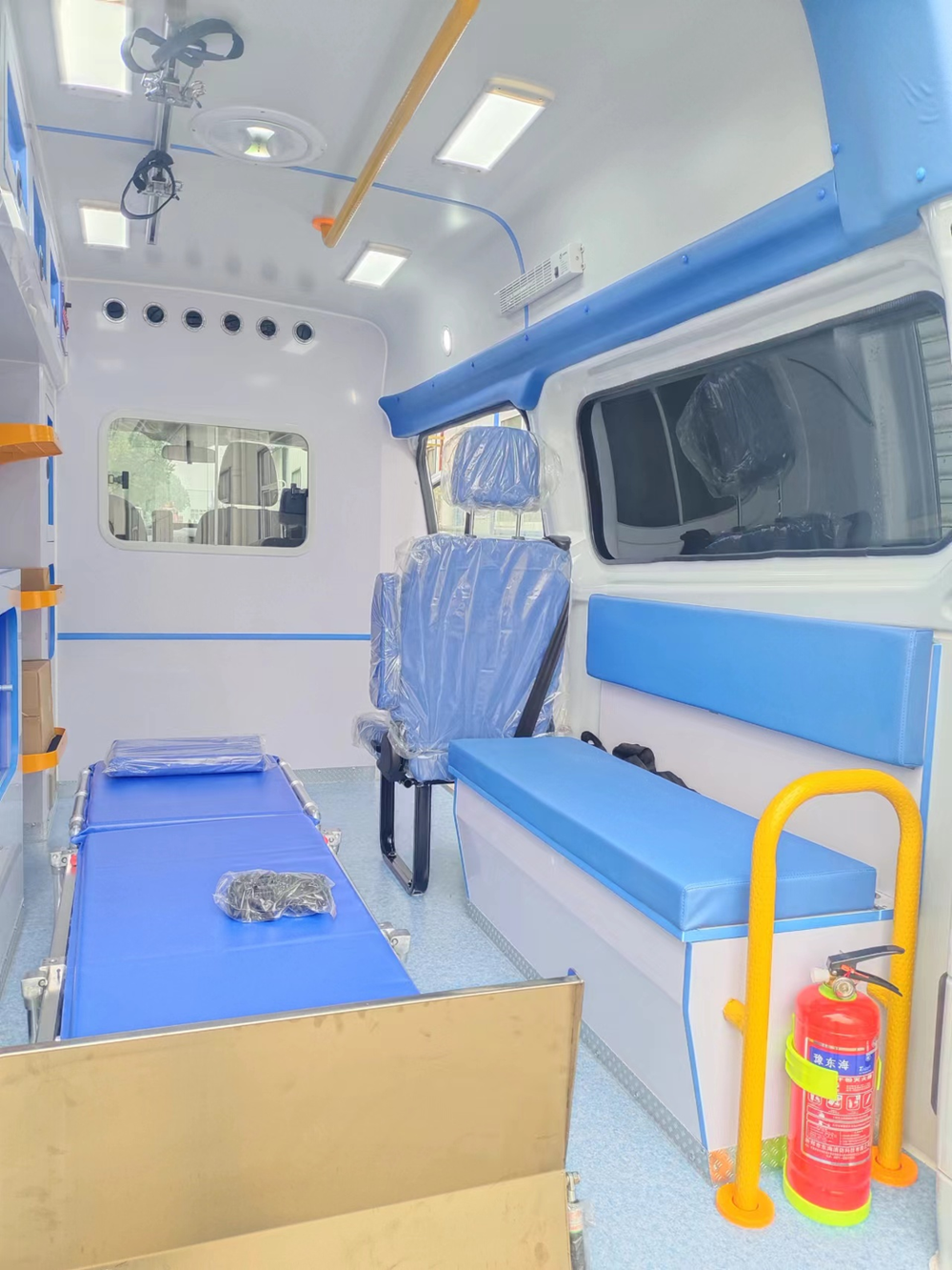 Продается дизельная машина скорой помощи Ford Transit V362 со средней колесной базой и средней высотой крыши