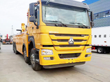 Эвакуатор SINOTRUK HOWO 8×4 с интегрированным краном-манипулятором