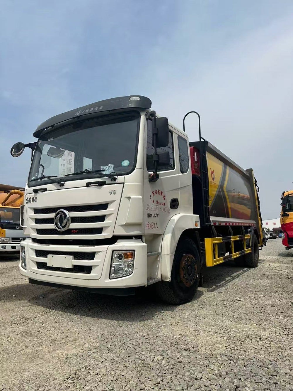 Мусоровоз-компактор DongFeng 6×4 22м³ продается