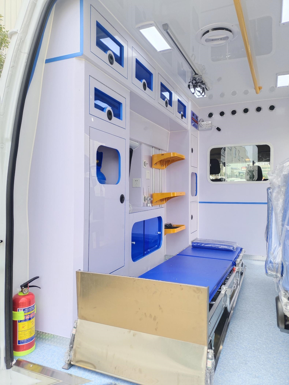 Карета скорой помощи JMC Shunda со средней колесной базой, средней высотой крыши, дизельным двигателем и монитором пациента